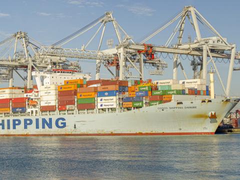 Cargo porte-conteneurs, symbole du commerce international 
