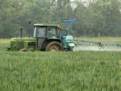 Épandage de pesticides sur des cultures (Île-de-France)