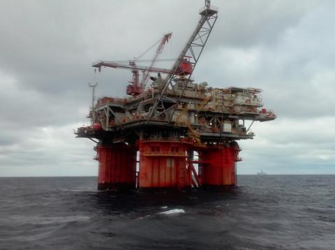 Plateforme pétrolière dans l’océan