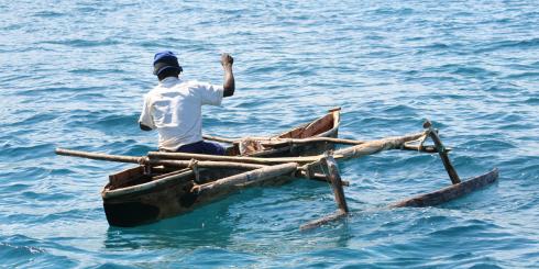 Pêche traditionnelle mahoraise sur une pirogue à balancier (Mayotte)