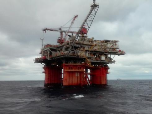 Plateforme pétrolière dans l’océan